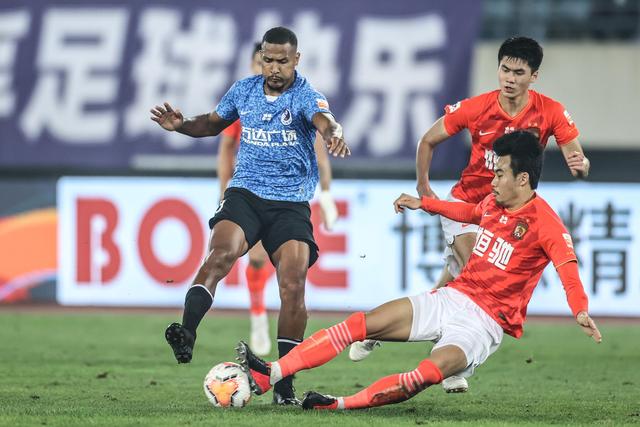 奥纳纳夜间遇车祸，伤势无大碍